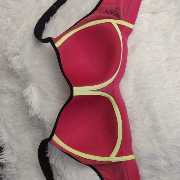 Nike sports bra 34D with padded adjustable straps and 3 hook closure (runs small - Picture 4 of 5